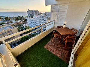 法纳贝海滩Stonefall Tenerife Holiday Apartment Las Americas的阳台配有桌子,享有海景。