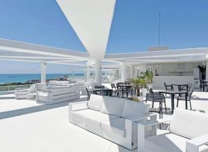 瓦伦西亚Apartamento luxury frente al mar的客厅配有白色家具,享有海景。