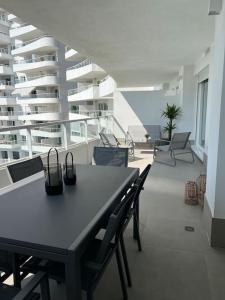瓦伦西亚Apartamento luxury frente al mar的带阳台的带桌椅的房间