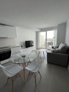 瓦伦西亚Apartamento luxury frente al mar的客厅配有桌椅和沙发