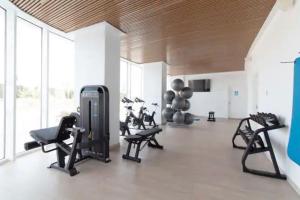 瓦伦西亚Apartamento luxury frente al mar的一间健身房,里面设有数个健身器材
