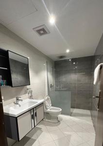 哈伊勒منازل الشمال للشقق المخدومة Manazel Al Shamal Serviced Apartments的浴室配有卫生间、盥洗盆和淋浴。