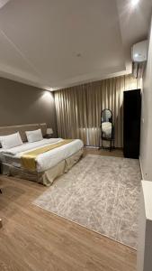 哈伊勒منازل الشمال للشقق المخدومة Manazel Al Shamal Serviced Apartments的酒店客房,配有两张床和椅子