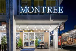 普吉镇Montree Phuket Hotel, SHA Extra Plus的商店前方有蒙特里尔商店的标志