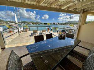 Jolly HarbourModen Villa With Amazing Views的露台设有桌椅