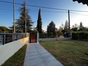 尼基季Kalisti Relax Villa的院子中带围栏的走道