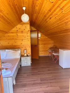 德尔米Boi Villas的客房设有一张床和木制天花板
