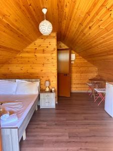 德尔米Boi Villas的一间卧室设有一张床和木制天花板