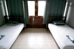 佛丕Chill @ Phetchaburi的带窗户的客房内设有两张单人床。