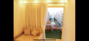 赫尔格达Binishty hurghada apartment的客房设有阳台景窗户。