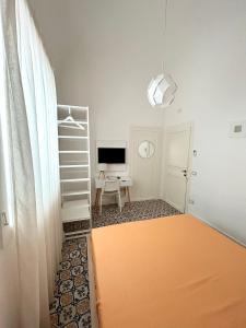 巴格里亚B&B Palazzo Corselli的带梯子的房间和带桌子的房间