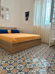 巴格里亚B&B Palazzo Corselli的一间卧室设有一张床,地面铺有地板