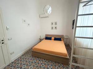 巴格里亚B&B Palazzo Corselli的一间小卧室,卧室内配有一张床铺