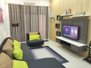 瓜拉立卑Hud D'Lipis Homestay的带沙发和电视的客厅