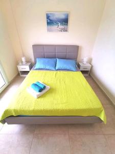 诺亚福克Villa Fokea的一间卧室配有一张带两张桌子的大型黄色床