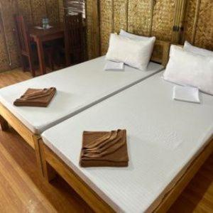 San AquilinoCasa Gracia's Hotel and Restaurant的一张大白色的床,上面有两块棕色的餐巾