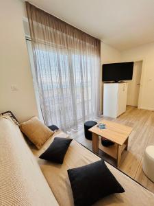 斯拉汀Apartment Rovci 2的带沙发和大窗户的客厅
