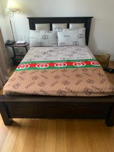 马尼拉Century Properties/ Aqua Iguazo Condo Unit的卧室内的一张床位,配有床罩和枕头