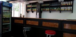 苦盏Khujand Star的酒吧设有两张凳子和瓶装啤酒