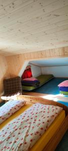 因内特基尔兴瓦根科尔全景酒店的配有木天花板的客房内的两张双层床