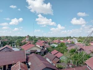 帕朗卡拉亚City Inn Antang的享有带屋顶的城镇的顶部景色