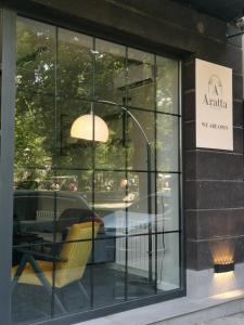 埃里温Aratta Boutique Hotel的餐厅窗户,带桌子和灯