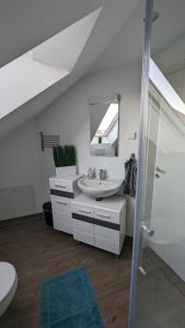 EchingHelle Wohnung mit zwei Schlafzimmern的白色的浴室设有水槽和镜子