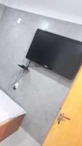 马卡埃Pousada GPC的桌子上配有平面电视