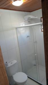 马卡埃Pousada GPC的一间带卫生间和玻璃淋浴间的浴室