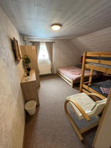 ČachrovChata Jesenka的小房间设有两张双层床和窗户