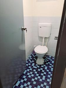 南迪Town Centre Stays的浴室设有卫生间,铺有蓝色和白色的瓷砖地板。