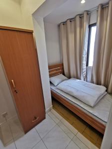 迪拜Cloud9 Premium Hostel的一间小卧室,配有床和窗户