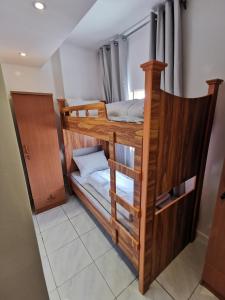 迪拜Cloud9 Premium Hostel的客房内的两张双层床