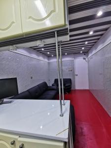 迪拜Cloud9 Premium Hostel的客厅配有沙发和桌子