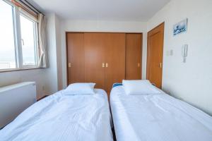 俱知安町Ezo Fujiya Niseko House - Vacation STAY 14767的小型客房 - 带2张床和窗户