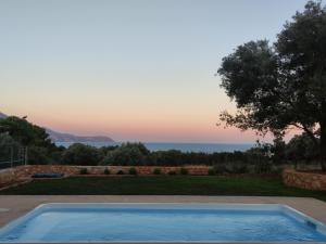 佩萨达Villa Ruby的海景别墅 - 带游泳池