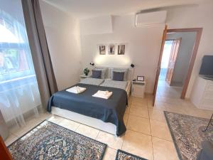 凯斯特海伊Villa Lillybeth - Lake Balaton的一间小卧室,配有床和窗户