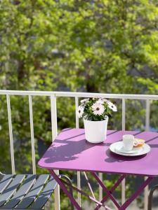 马赛Maison Dormoy的紫色桌子,花盆和咖啡