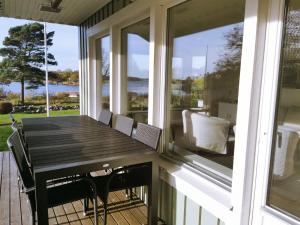 龙讷比Seaside Home with Stunning Views Overlooking Blekinge Archipelago的门廊上设有桌椅,
