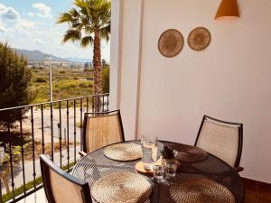 哈维亚Arenal Dream Javea, luxury beach apartment的美景阳台配有桌椅