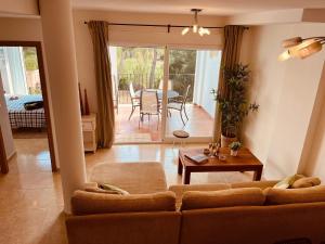 哈维亚Arenal Dream Javea, luxury beach apartment的客厅配有沙发和桌子