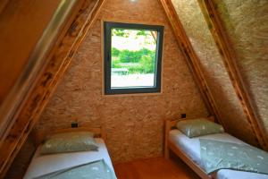 亚伊采Freedom in Forest的小型客房 - 带2张床和窗户