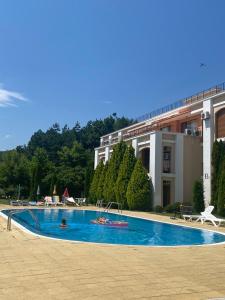 埃勒尼特Sea view apartment in Sveti Vlas的游泳池,有两人游泳