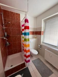 美因河畔法兰克福Apartment的浴室设有色彩缤纷的淋浴帘。