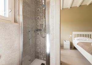 拉科纳B&B Villa Costanza的一间带步入式淋浴间的浴室,位于床边