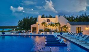 Farmerʼs HillGrand Isle Resort & Residences的一个带躺椅的游泳池的度假酒店