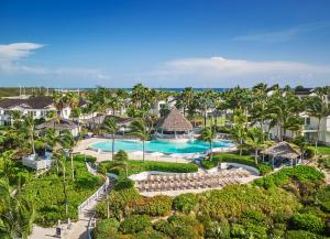 Farmerʼs HillGrand Isle Resort & Residences的享有带游泳池和椅子的度假村的空中景致