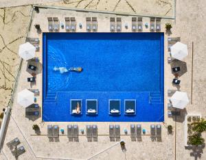Farmerʼs HillGrand Isle Resort & Residences的享有带椅子的大型游泳池的上方景色,还有人游泳