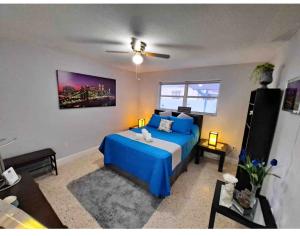 迈阿密Relax 523的一间位于客房内的蓝色床卧室