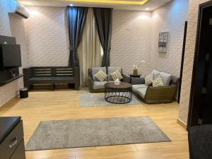 利雅德Riyadh Inn Hotel的客厅配有两张沙发和一张桌子